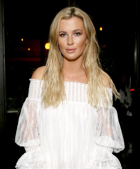 Ireland Baldwin poses completely naked as she goes skinny。